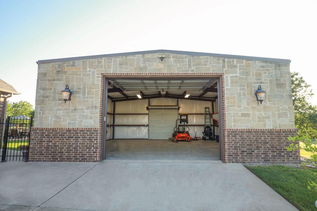 1387 Shadow Lakes Drive Wills Point, TX 75169 - Photo 21 of 30 Garage with concrete driveway