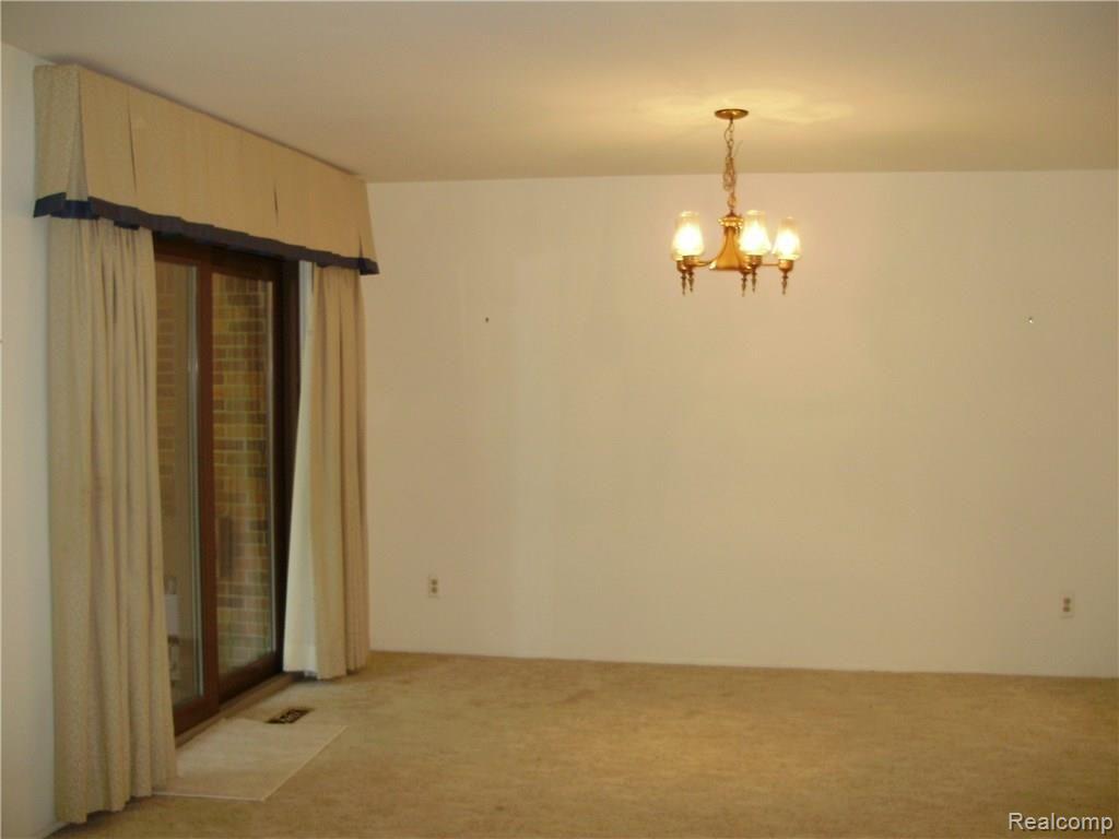 1810 Reis Court, Unit 173 Rochester, MI 48309 - Photo 2 of 20 P8110964.JPG