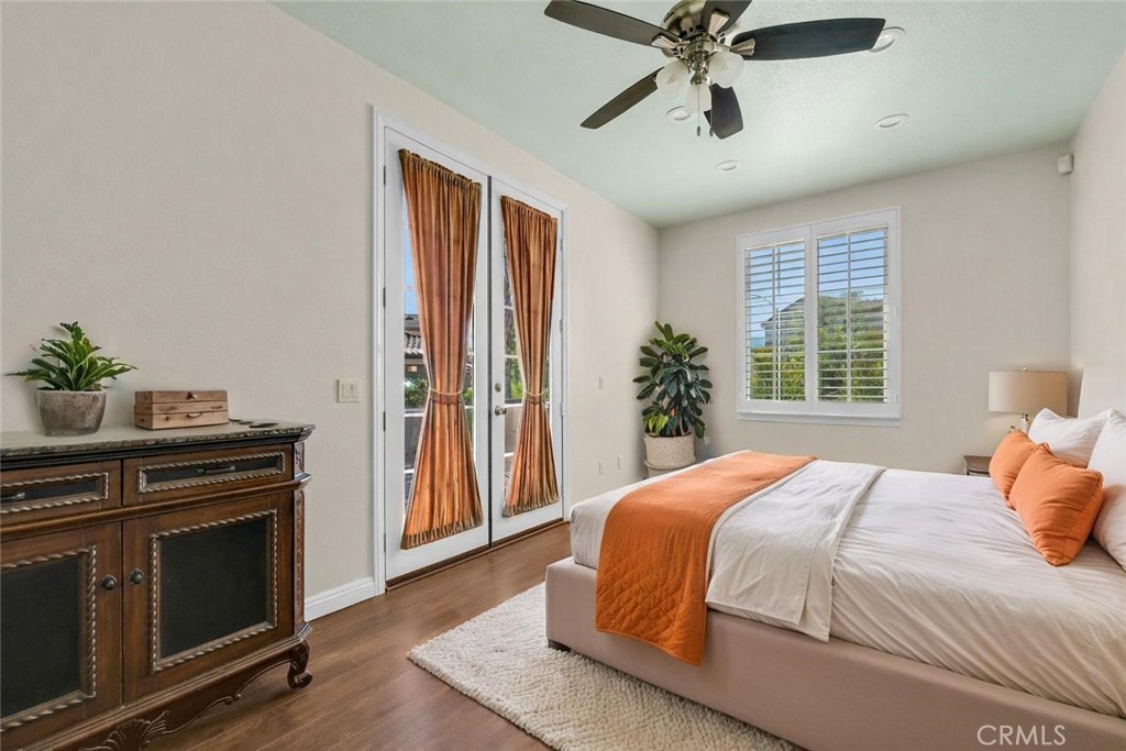 45407 Callesito Altar Temecula, CA 92592 - Photo 23 of 47 a bedroom with a bed and a window