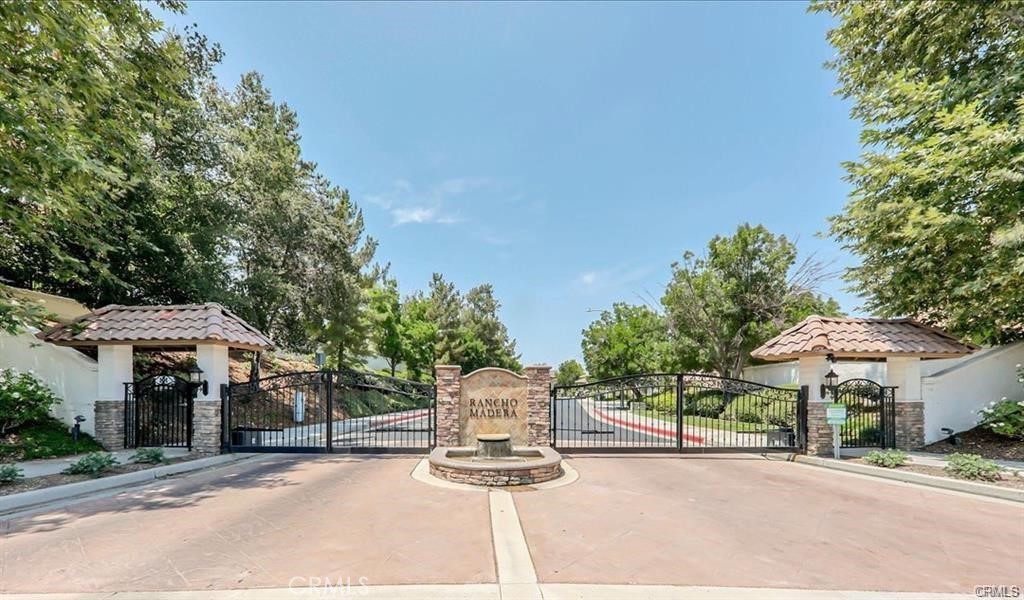 45407 Callesito Altar Temecula, CA 92592 - Photo 46 of 47 a view of a street with sitting area