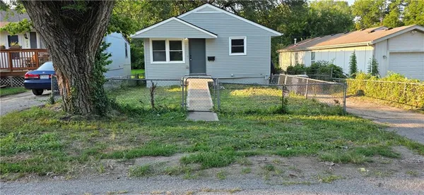 $229,900 | 216 West 82nd Street, Kansas City, MO 64114