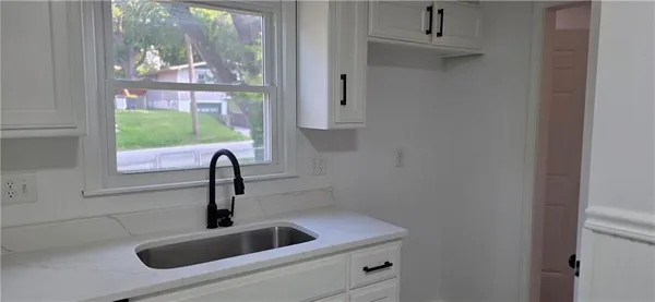 $229,900 | 216 West 82nd Street, Kansas City, MO 64114
