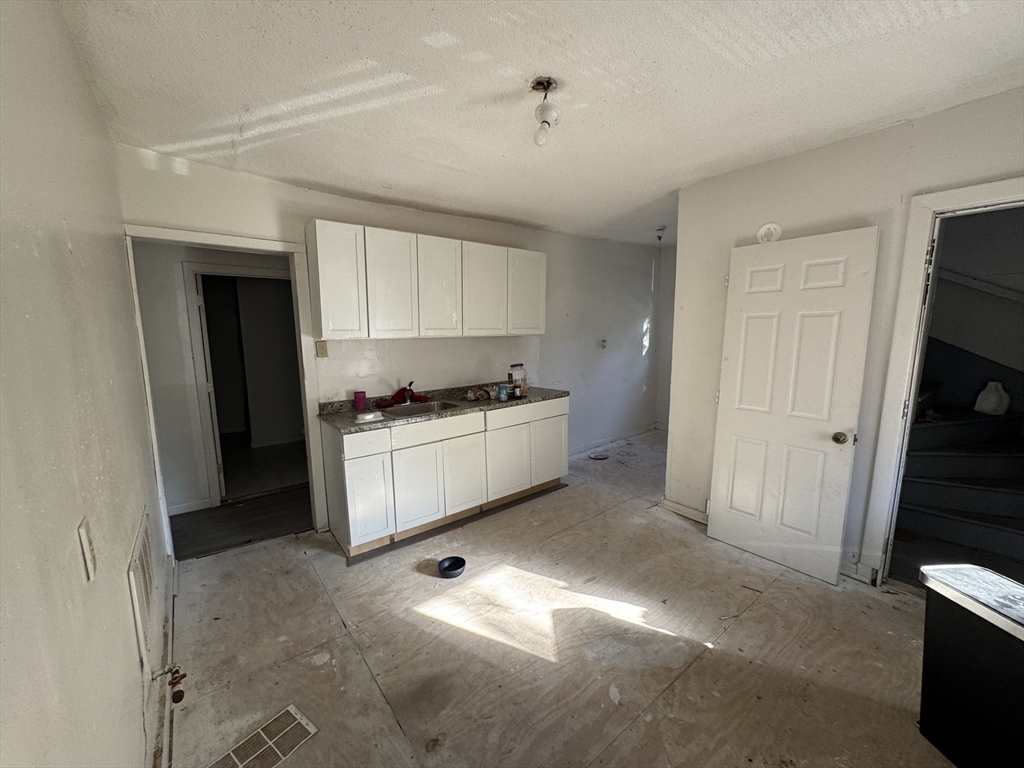 131 College Street Springfield, MA 01109 - Photo 2 of 41