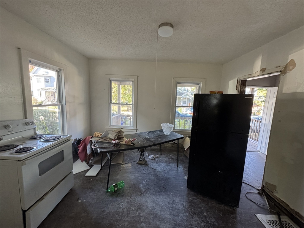 131 College Street Springfield, MA 01109 - Photo 4 of 41