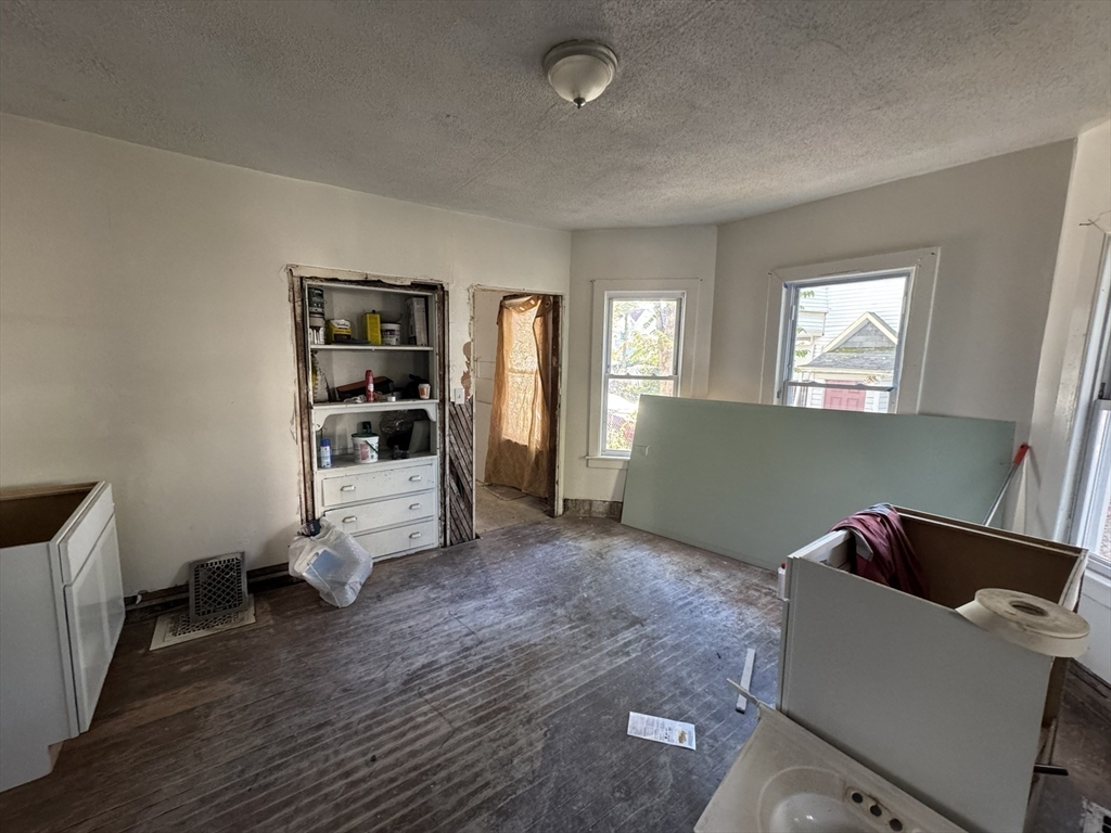 131 College Street Springfield, MA 01109 - Photo 6 of 41