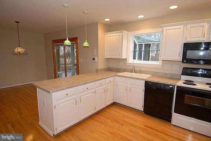 149 Seneca Ridge Drive Sterling, VA 20164 - Photo 9 of 30 Kitchen
