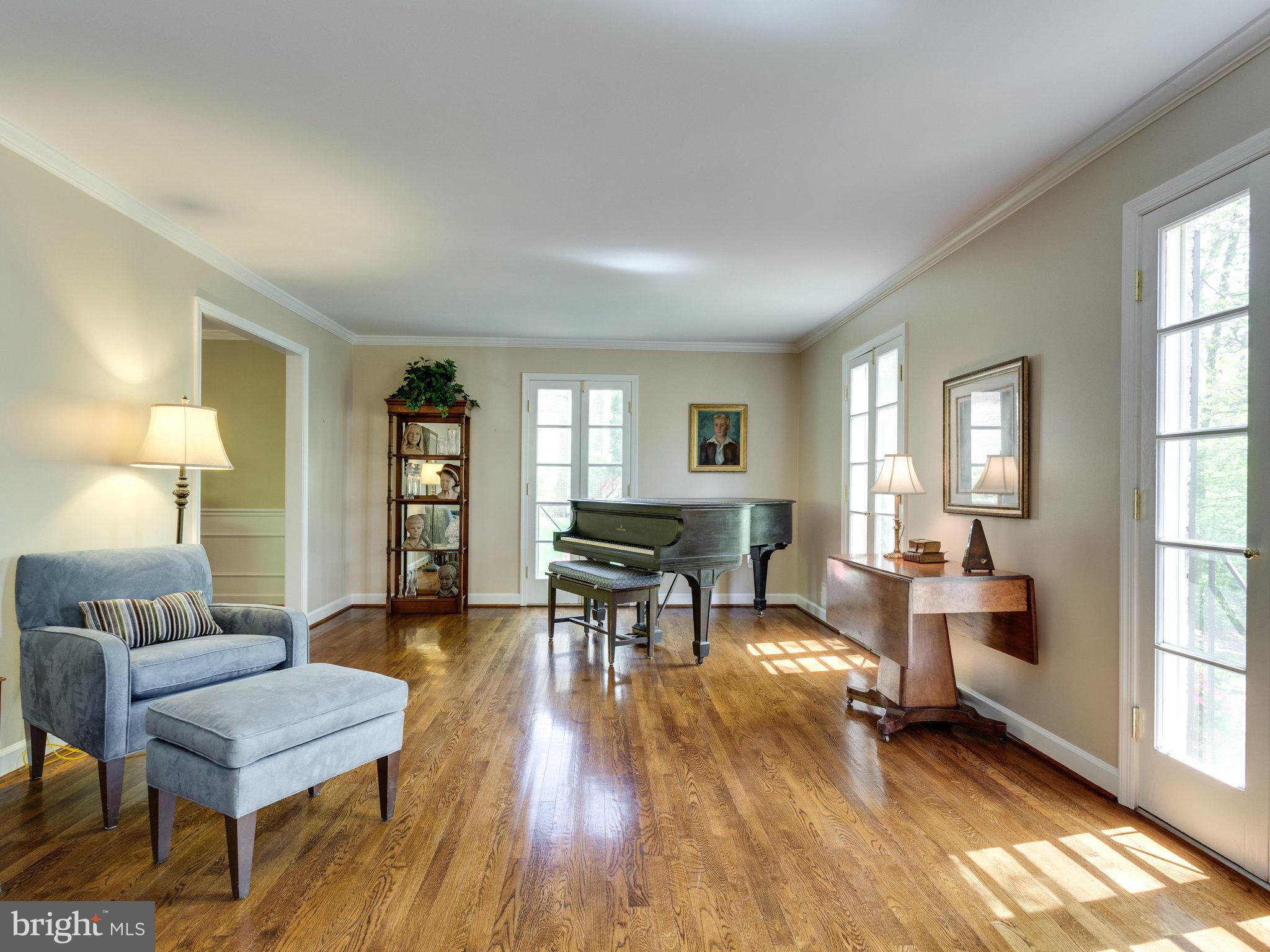8614 Brook Road McLean, VA 22102 - Photo 4 of 30 Living Room