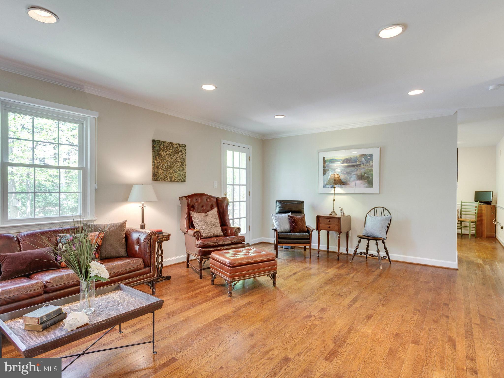 8614 Brook Road McLean, VA 22102 - Photo 6 of 30 Living Room