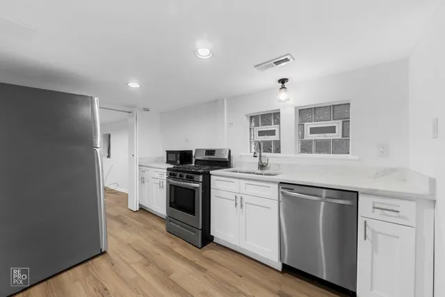 $1,600 | 3414 North Damen Avenue, Chicago, IL 60618