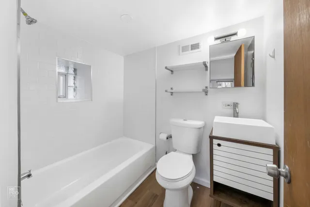 $1,600 | 3414 North Damen Avenue, Chicago, IL 60618