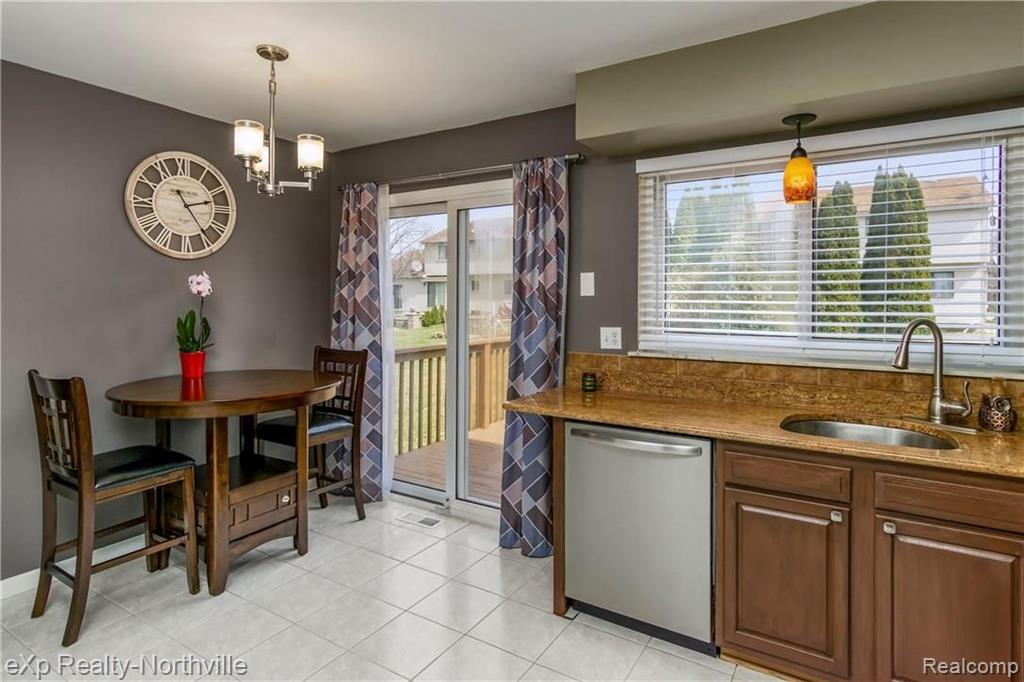 28122 Yorktown Road Farmington Hills, MI 48331 - Photo 6 of 15