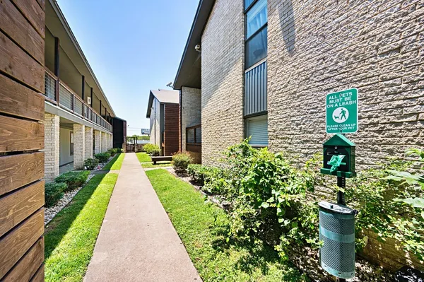 a view of a pathway with house on the side of the road