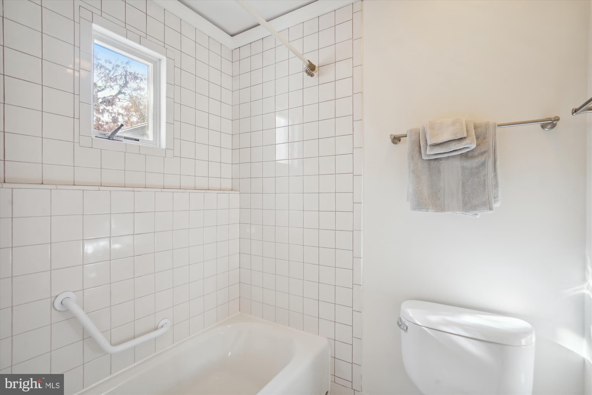 11648 Mediterranean Court Reston, VA 20190 - Photo 17 of 43 Primary Bath