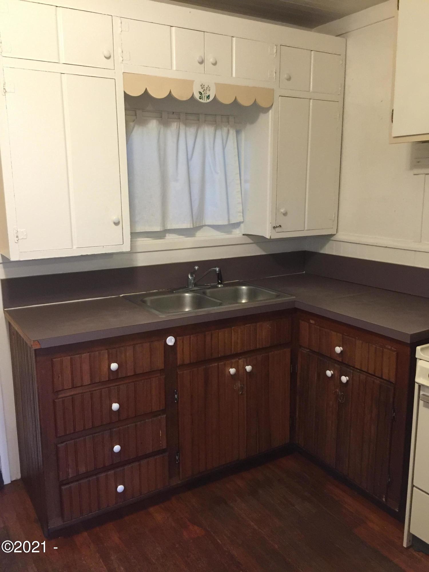 737 Southwest Government Street Newport, OR 97365 - Photo 25 of 28 735 Kitchen before current occupancy