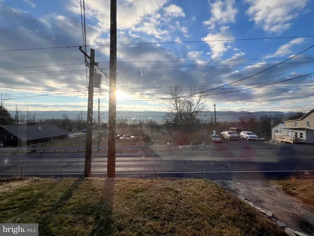 a view of a back yard