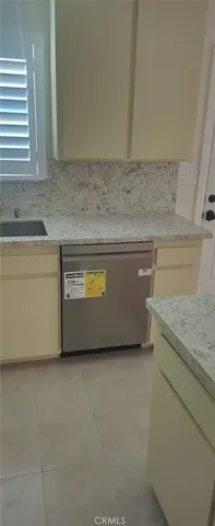 a view of entryway with a yard