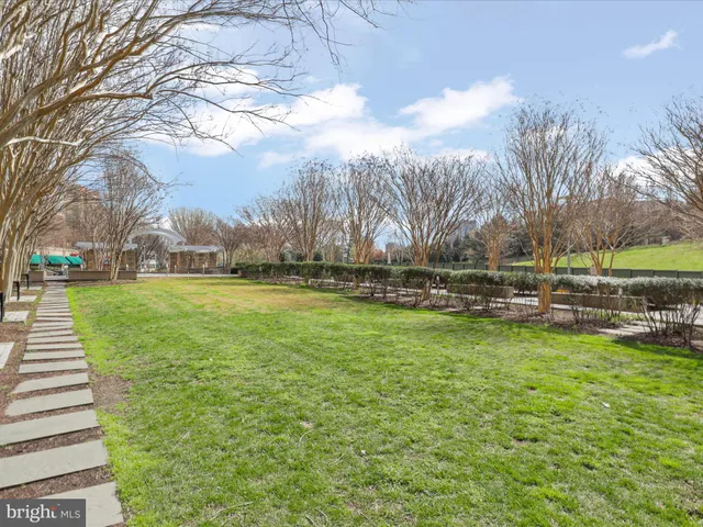 $2,450 | 8220 Crestwood Heights Drive, Unit 213, McLean, VA 22102