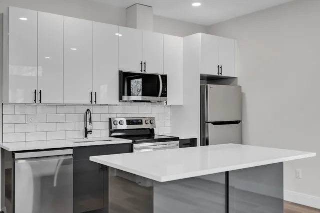 $3,050 | 63 Belgrade Avenue, Unit 205, Boston, MA 02131