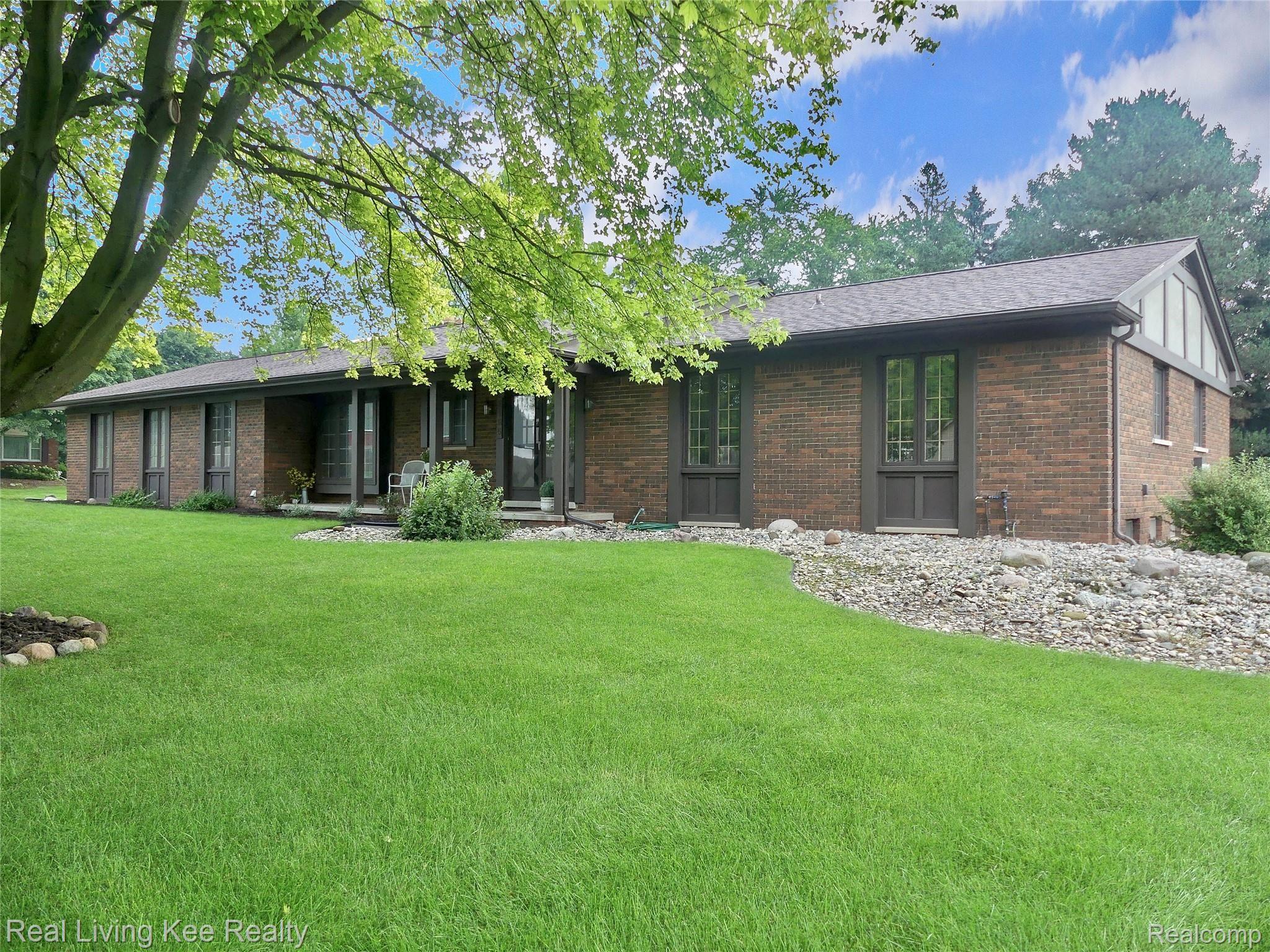5165 Glengate Road Rochester, MI 48306 - Photo 3 of 38 AB059271-513F-46AC-AA23-8DB0CCA6DDA2.jpeg