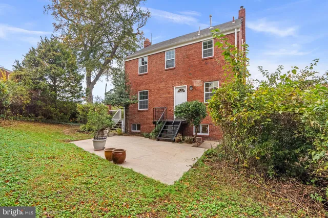 a view of a house with yard and sitting area