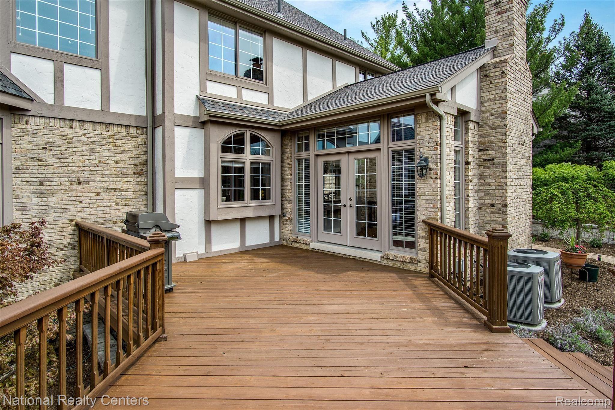 801 Peach Tree Lane Rochester, MI 48306 - Photo 43 of 54 HUGE custom deck