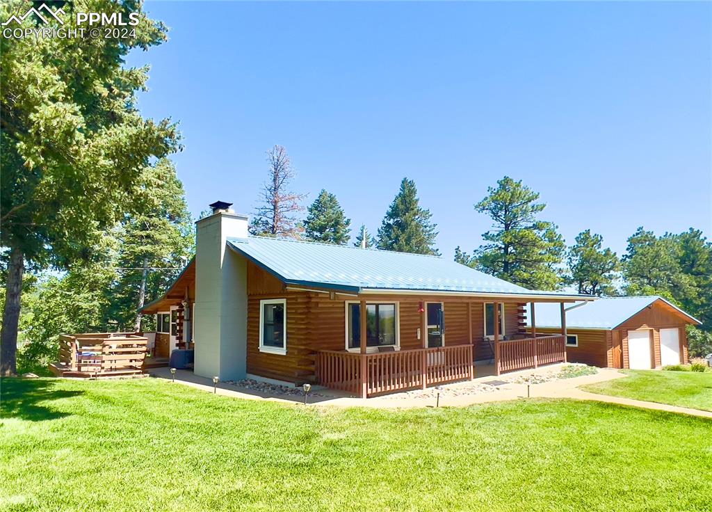 a view of a yard in front of a house with large tree
