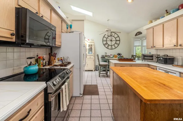 $518,900 | 173 Lake Indian Hills Circle, Carbondale, IL 62902