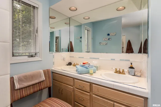 $518,900 | 173 Lake Indian Hills Circle, Carbondale, IL 62902