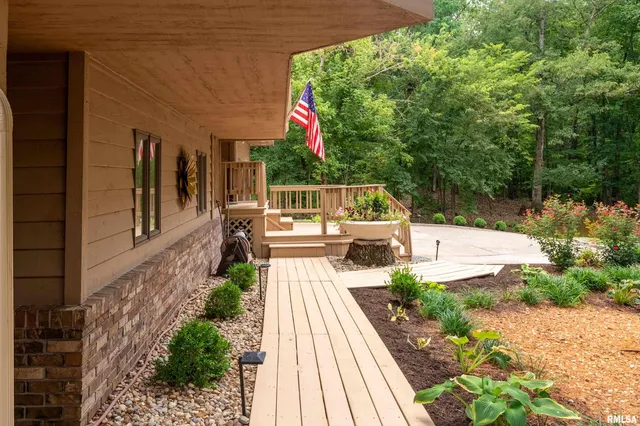 $518,900 | 173 Lake Indian Hills Circle, Carbondale, IL 62902