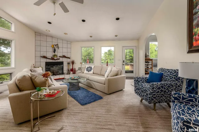 $518,900 | 173 Lake Indian Hills Circle, Carbondale, IL 62902