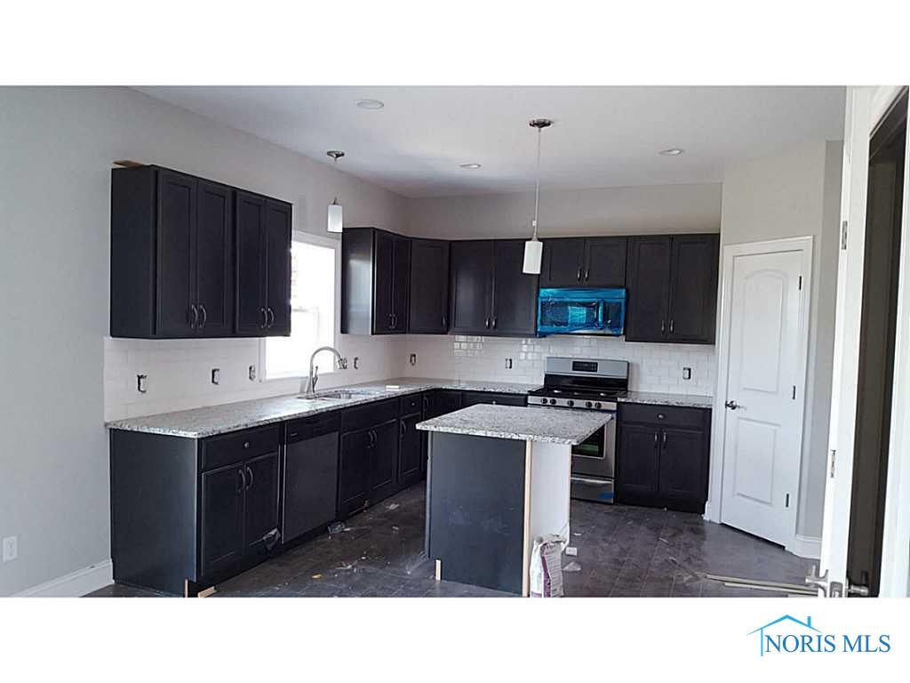 136 Lawai Road Oregon, OH 43616 - Photo 3 of 9 Kitchen.