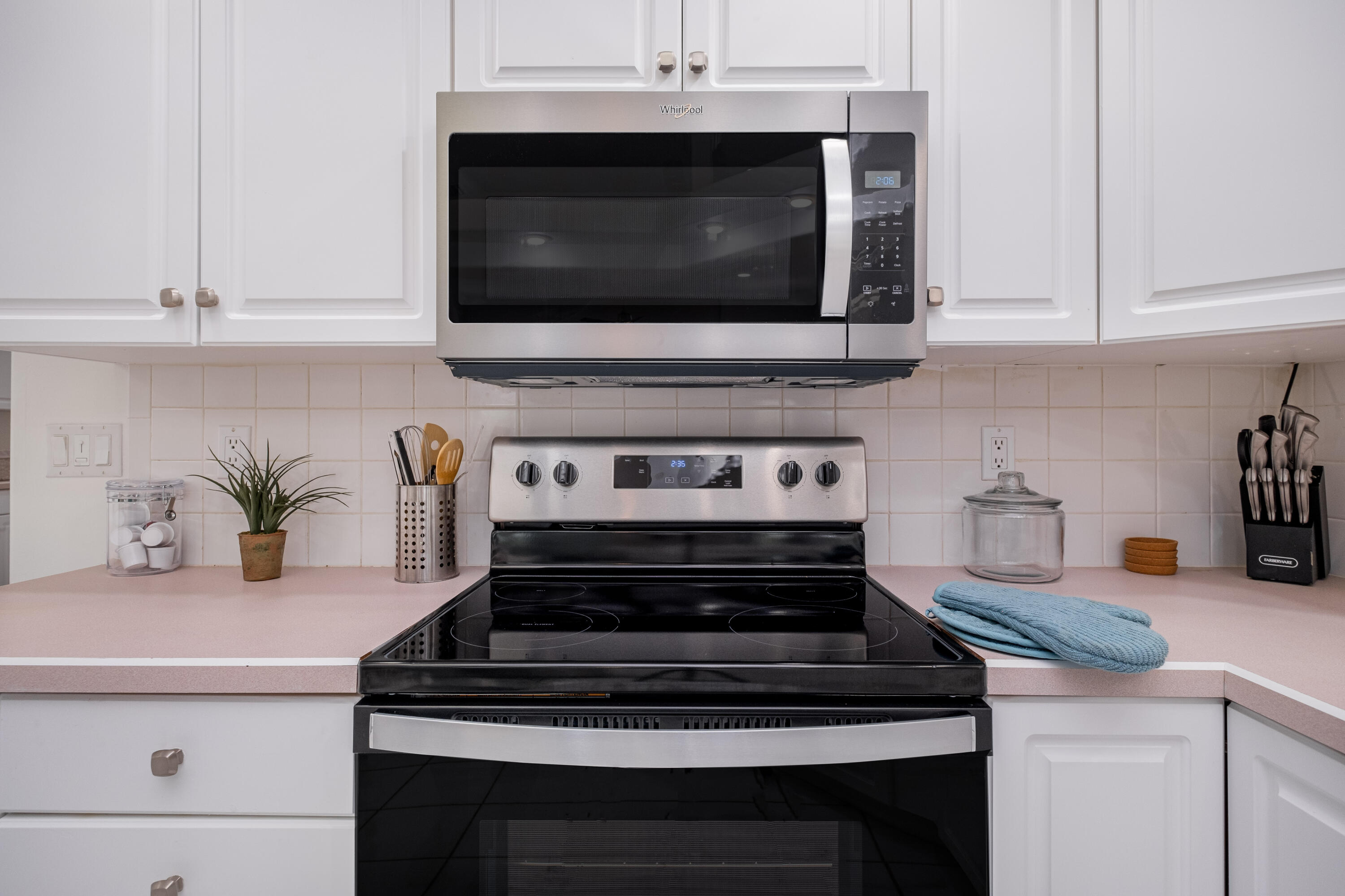38 Kristin Cove Destin, FL 32541 - Photo 26 of 57 a stove top oven sitting inside of a kitchen