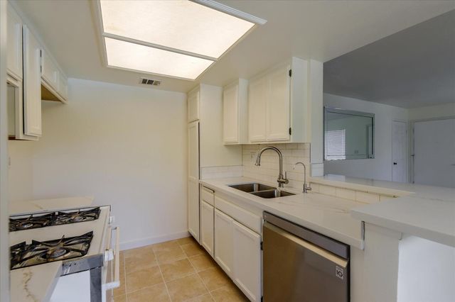 $3,000 | 4201 Las Virgenes Road, Unit 211, Calabasas, CA 91302