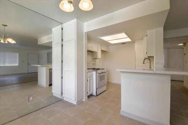 $3,000 | 4201 Las Virgenes Road, Unit 211, Calabasas, CA 91302