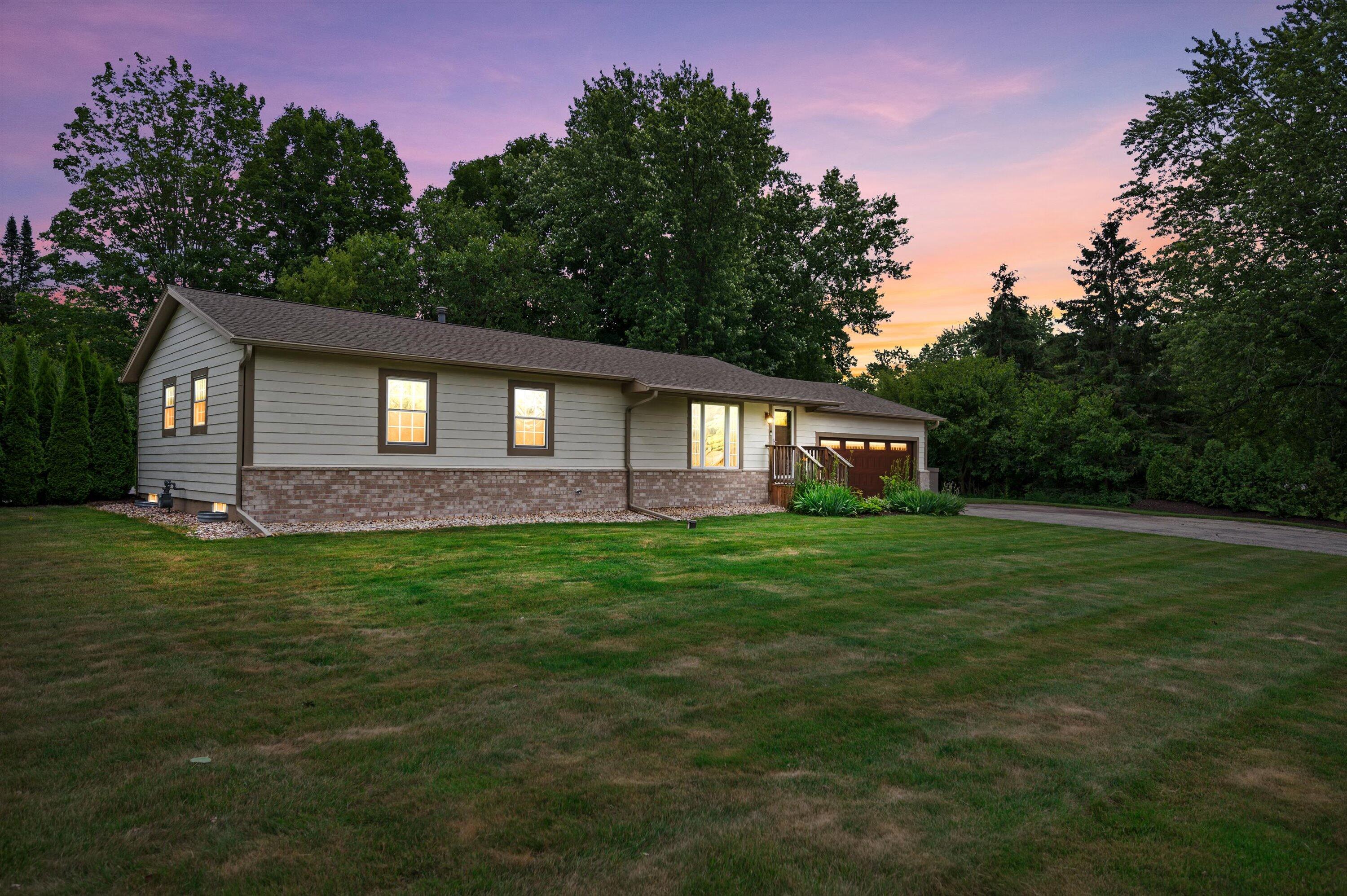 W284-n6506 Hawthorne Road Merton, WI 53029 - Photo 2 of 34 Twilight Image