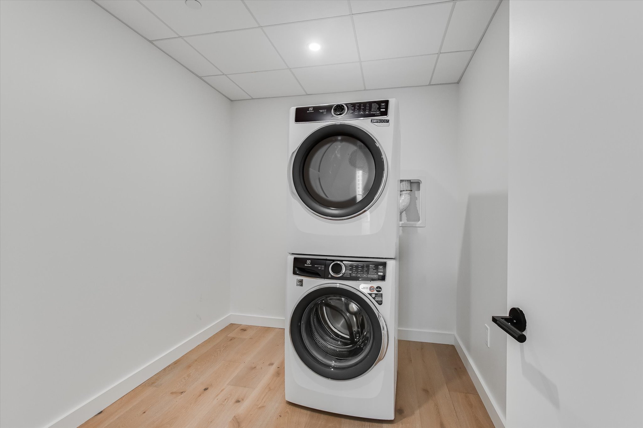610 Davis Street, Unit 3801 Austin, TX 78701 - Photo 26 of 40 a utility room with sink dryer and washer