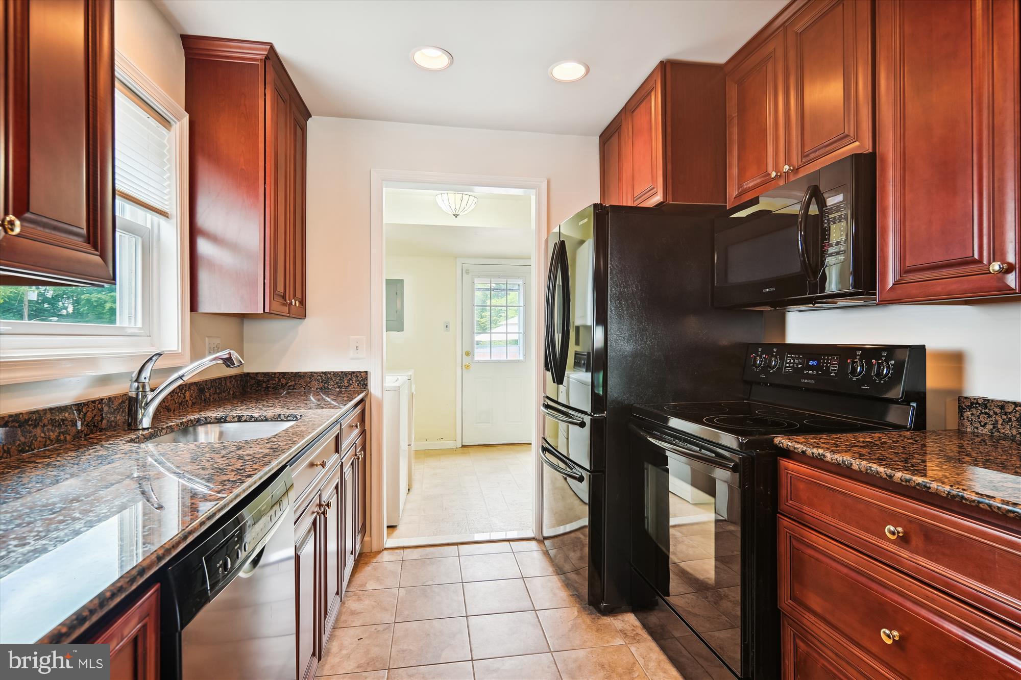 909 Regency Road Woodbridge, VA 22191 - Photo 8 of 36 Gallery Image 8