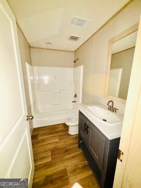 169 Lakeside Trail Martin, GA 30557 - Photo 13 of 19 a bathroom with a sink and mirror with bathtub