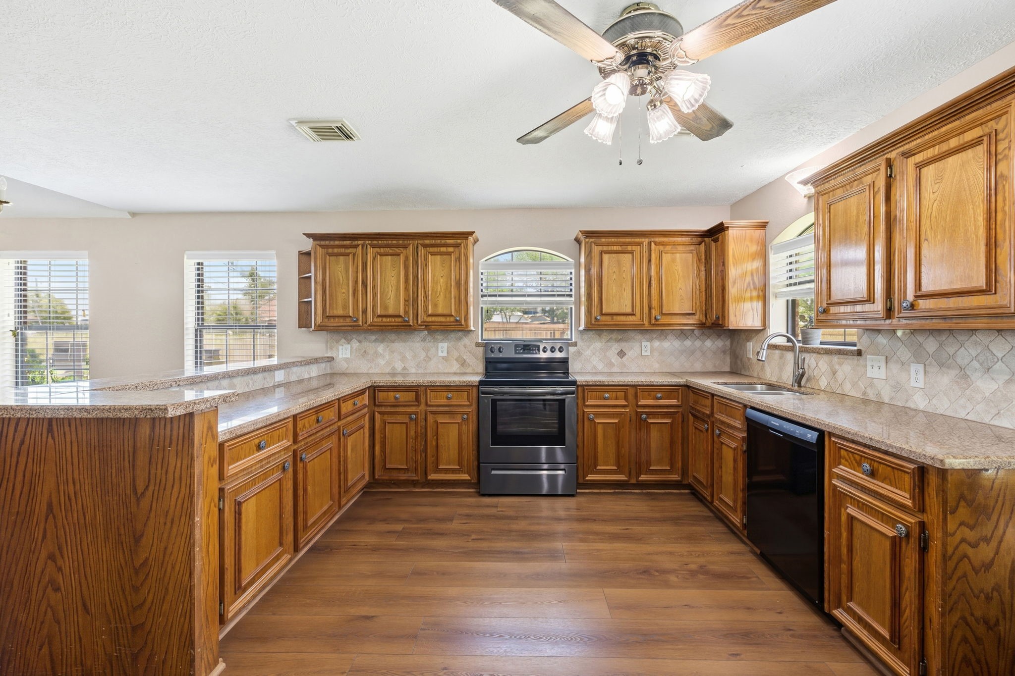 5922 Red Fish Run Baytown, TX 77523 - Photo 19 of 37