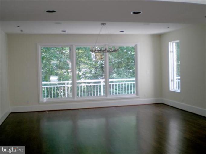 629 Potomac River Road McLean, VA 22102 - Photo 3 of 15 Dining Area