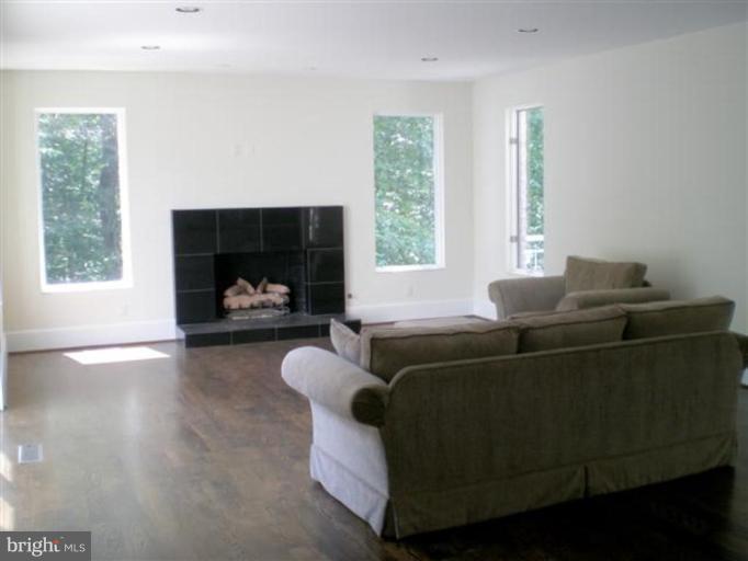 629 Potomac River Road McLean, VA 22102 - Photo 8 of 15 Living Room
