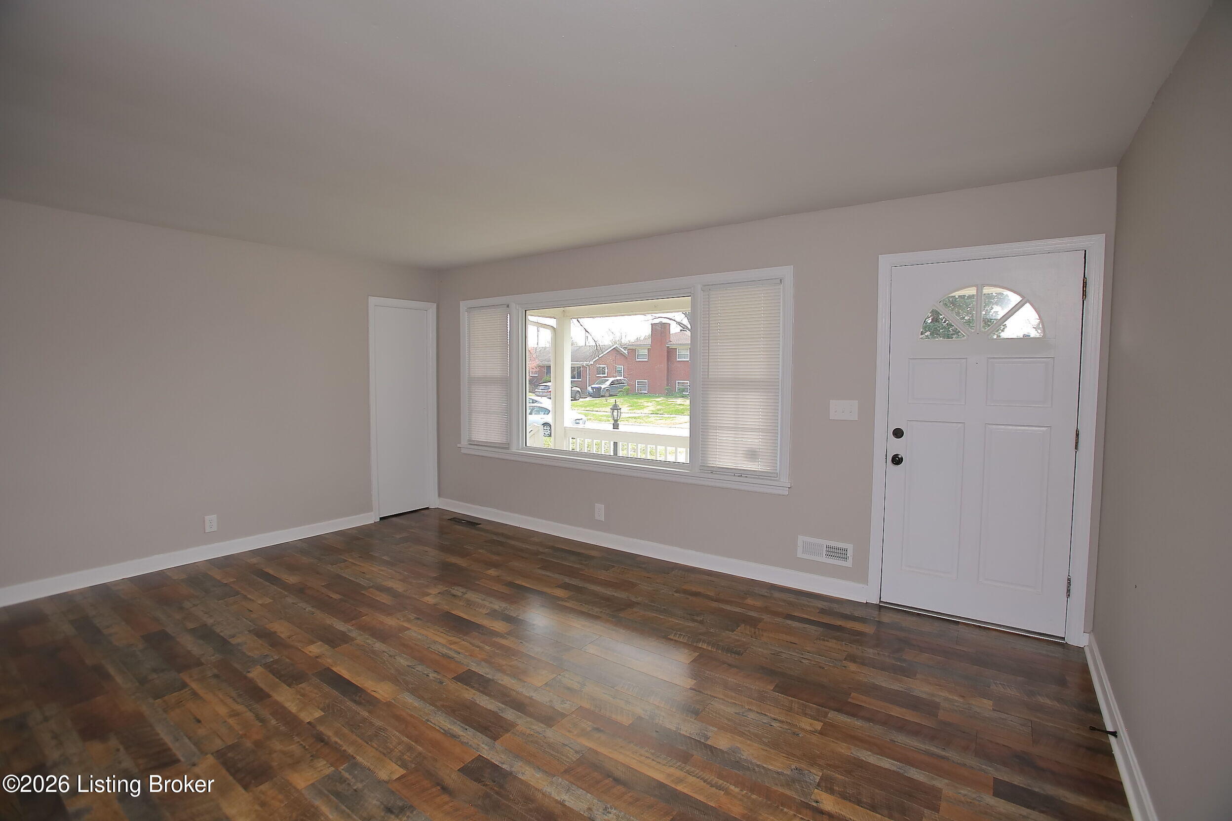 2905 Nepperhan Road Louisville, KY 40218 - Photo 10 of 56 Living Room
