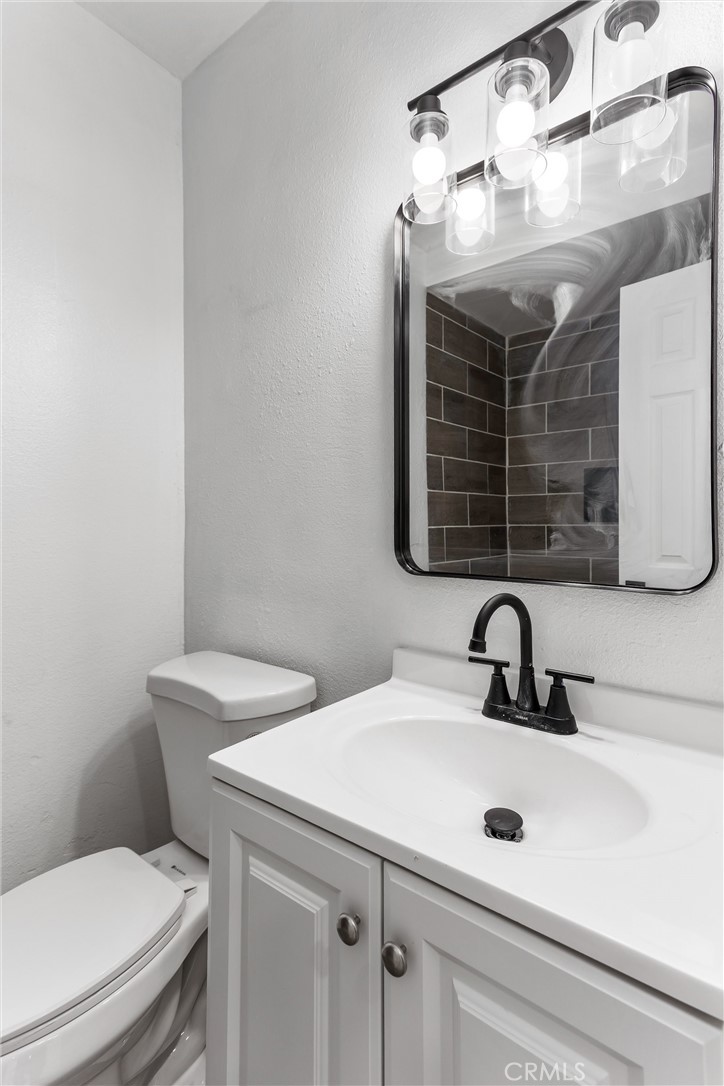 247 Grant Street Rialto, CA 92376 - Photo 14 of 40 Bathroom #1