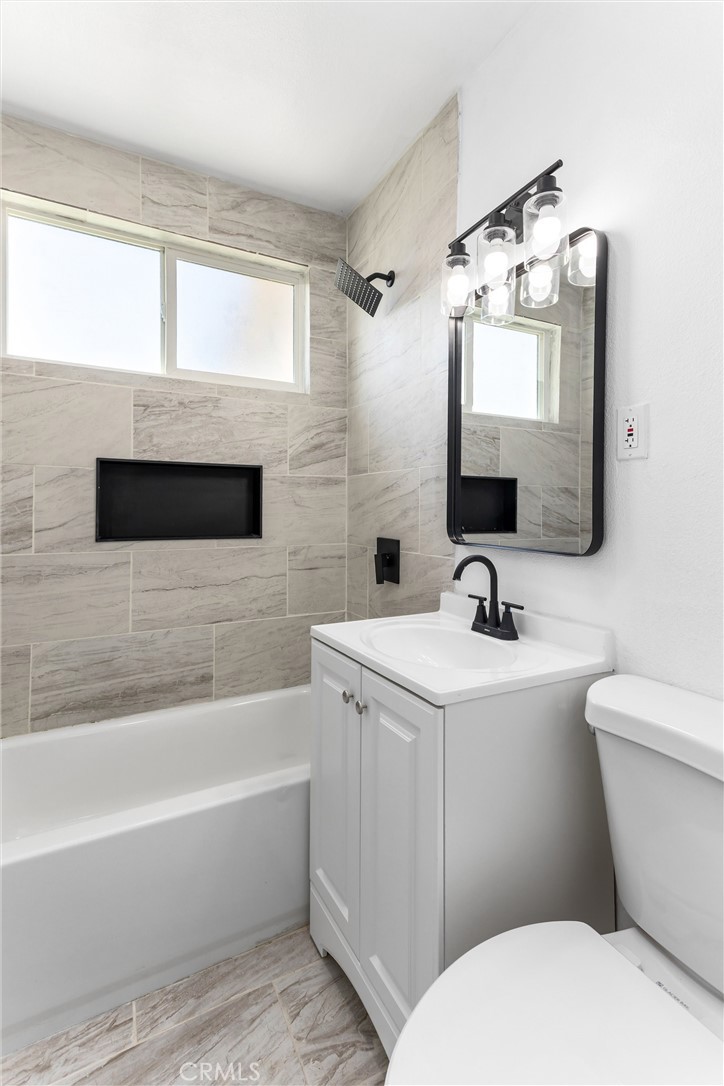 247 Grant Street Rialto, CA 92376 - Photo 23 of 40 Bathroom #2