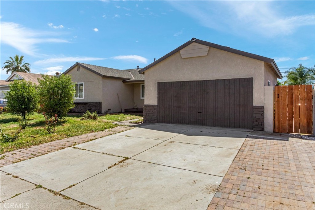 247 Grant Street Rialto, CA 92376 - Photo 3 of 40