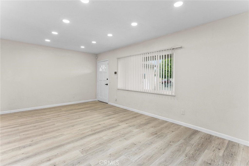 247 Grant Street Rialto, CA 92376 - Photo 6 of 40 Living room