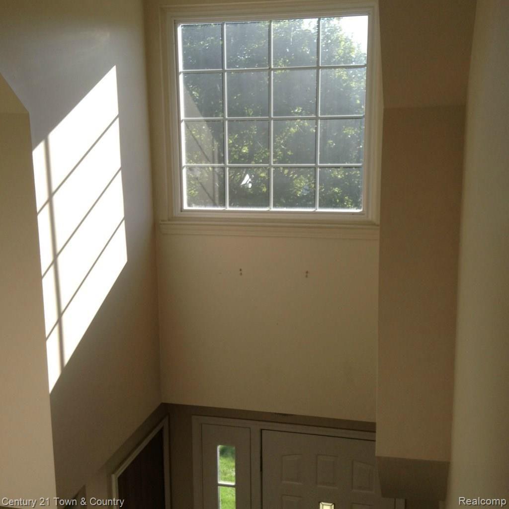 2385 Highfield Road Waterford, MI 48329 - Photo 4 of 20 Window over Foyer