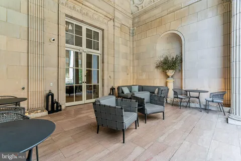 a picture of a very nice looking living room