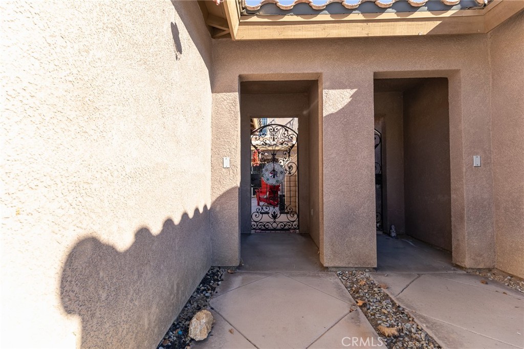 14176 Kiowa Road Apple Valley, CA 92307 - Photo 7 of 54 Entry Way