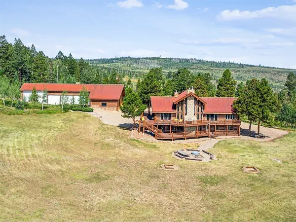 a view of a house with backyard